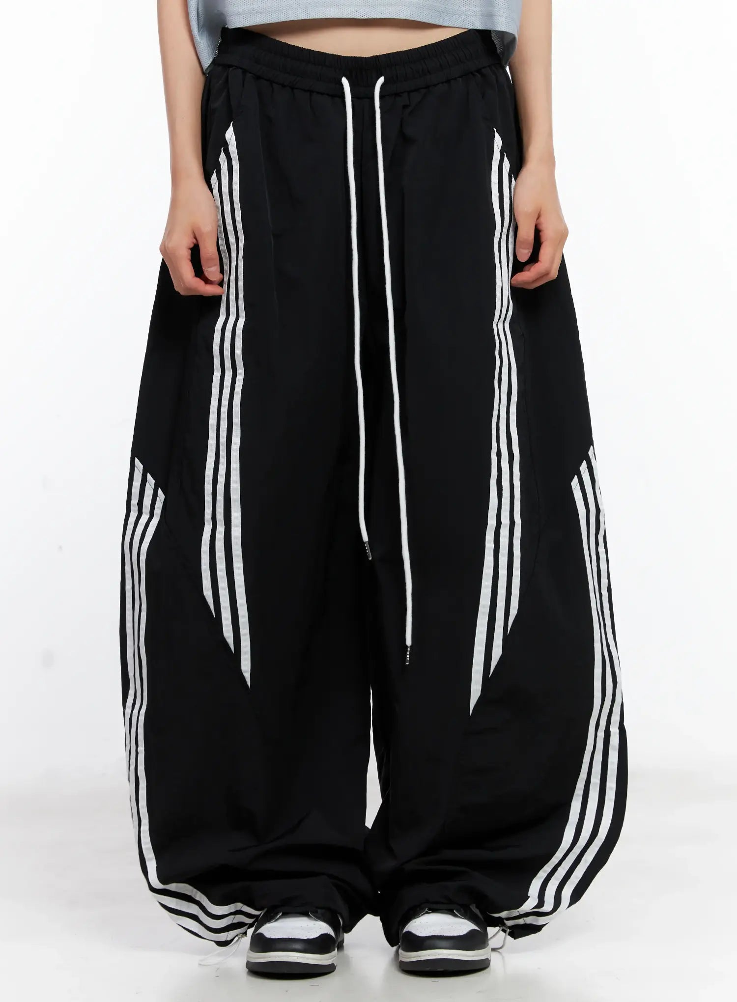 wide-leg-drawstring-track-pants-cl529 / Black