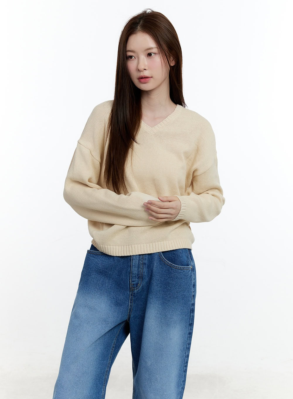 cozy-relaxed-fit-v-neck-sweater-cm521 / Light beige