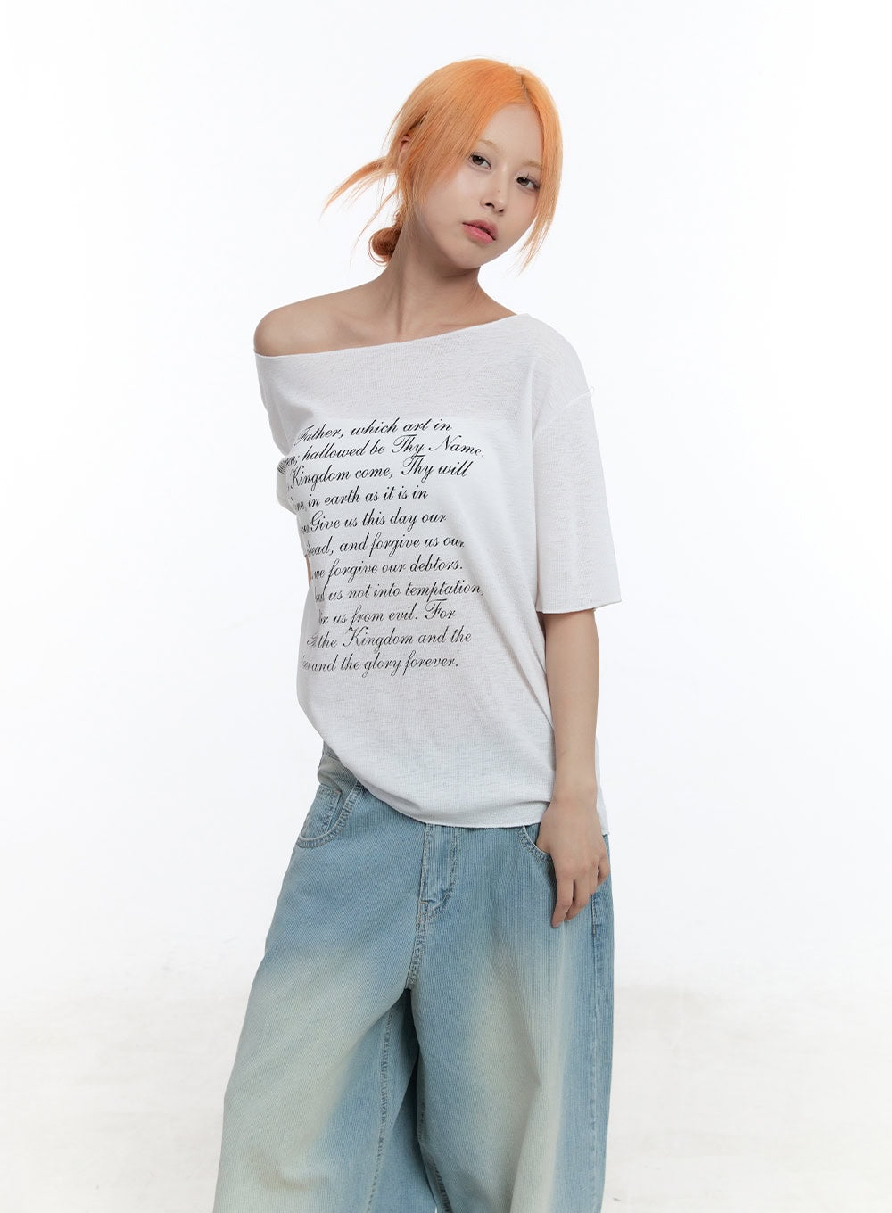 loose-fit-graphic-off-shoulder-tee-cu502 / White
