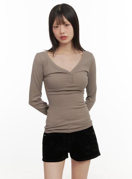 slim-fit-buttoned-v-neck-top-cd425 / Beige