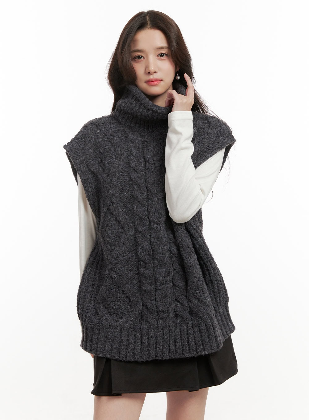 cable-knit-oversize-turtle-neck-vest-on429 / Dark gray