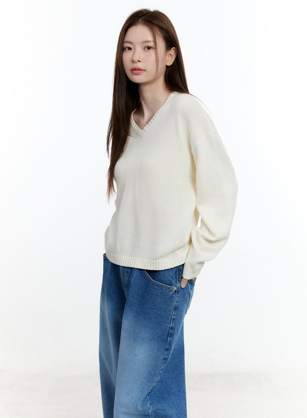 cozy-relaxed-fit-v-neck-sweater-cm521 / White