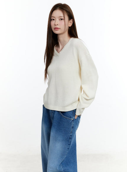 cozy-relaxed-fit-v-neck-sweater-cm521 / White