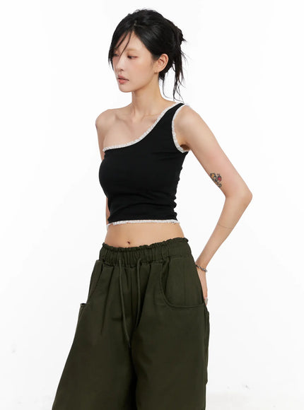 asymmetric-lace-trim-ribbed-top-cl525 / Black