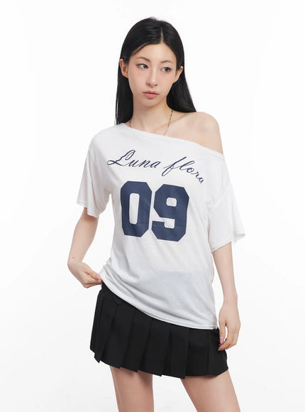 loose-fit-one-shoulder-graphic-tee-cu511 / White