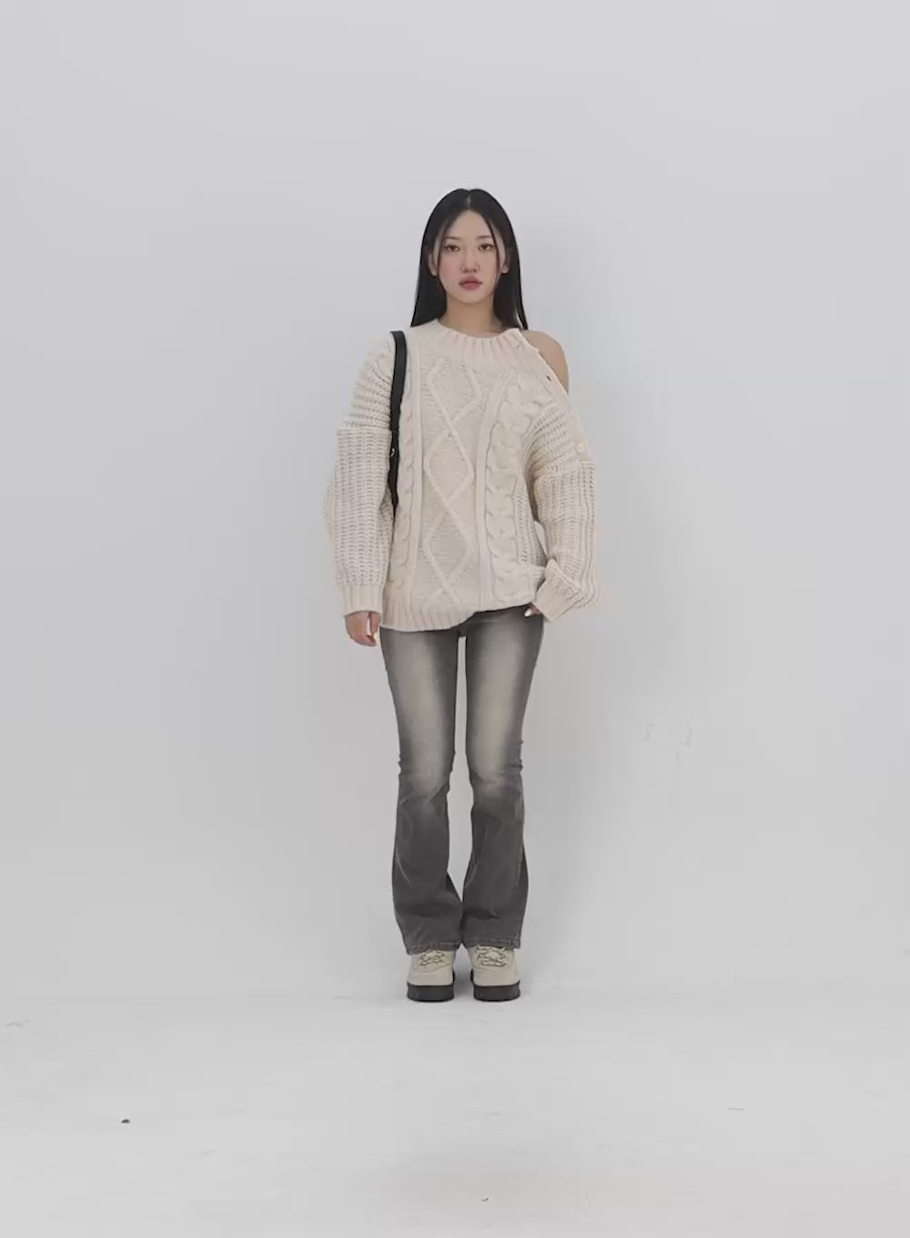 Cable Knit Buttoned Sweater IS301